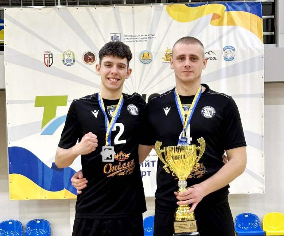 Кубок у руках срібних призерів Ігоря Шаланкевича та Андрія Ухмана